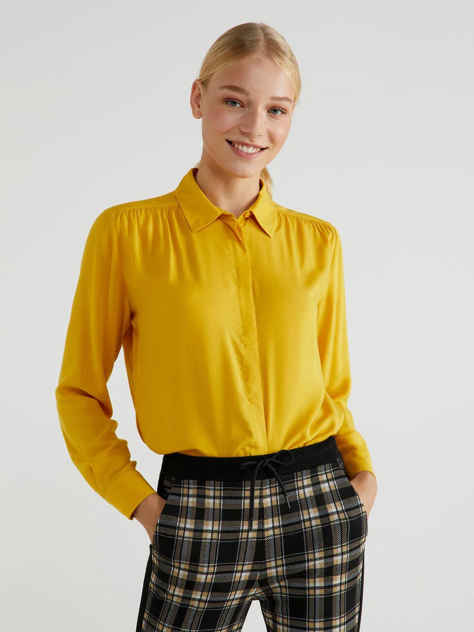 Camisa fluida con frunces
