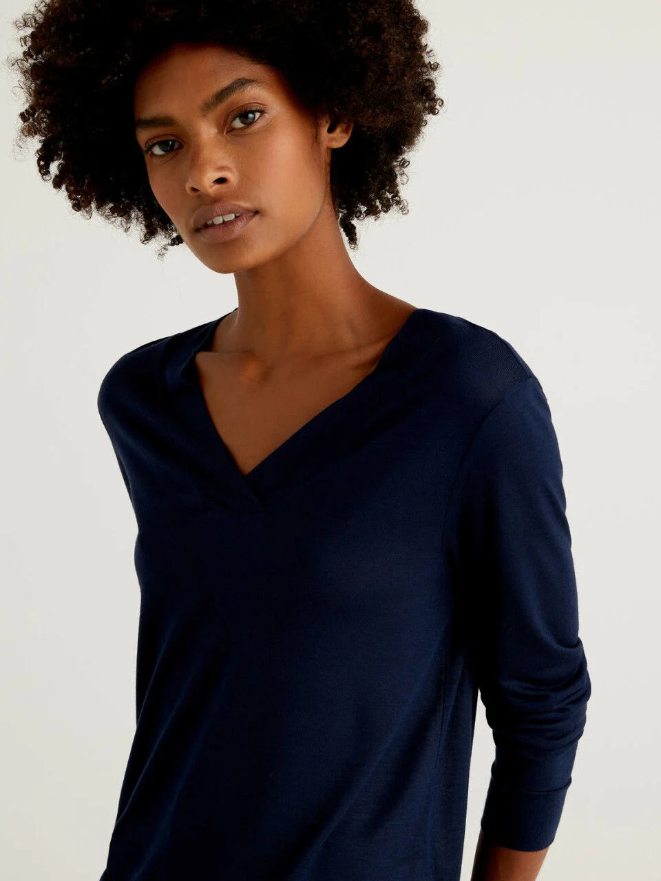 Camiseta de viscosa y lana con escote de pico