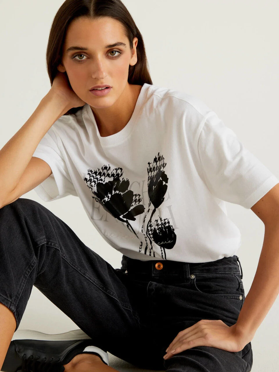 Camiseta con estampado y bordado