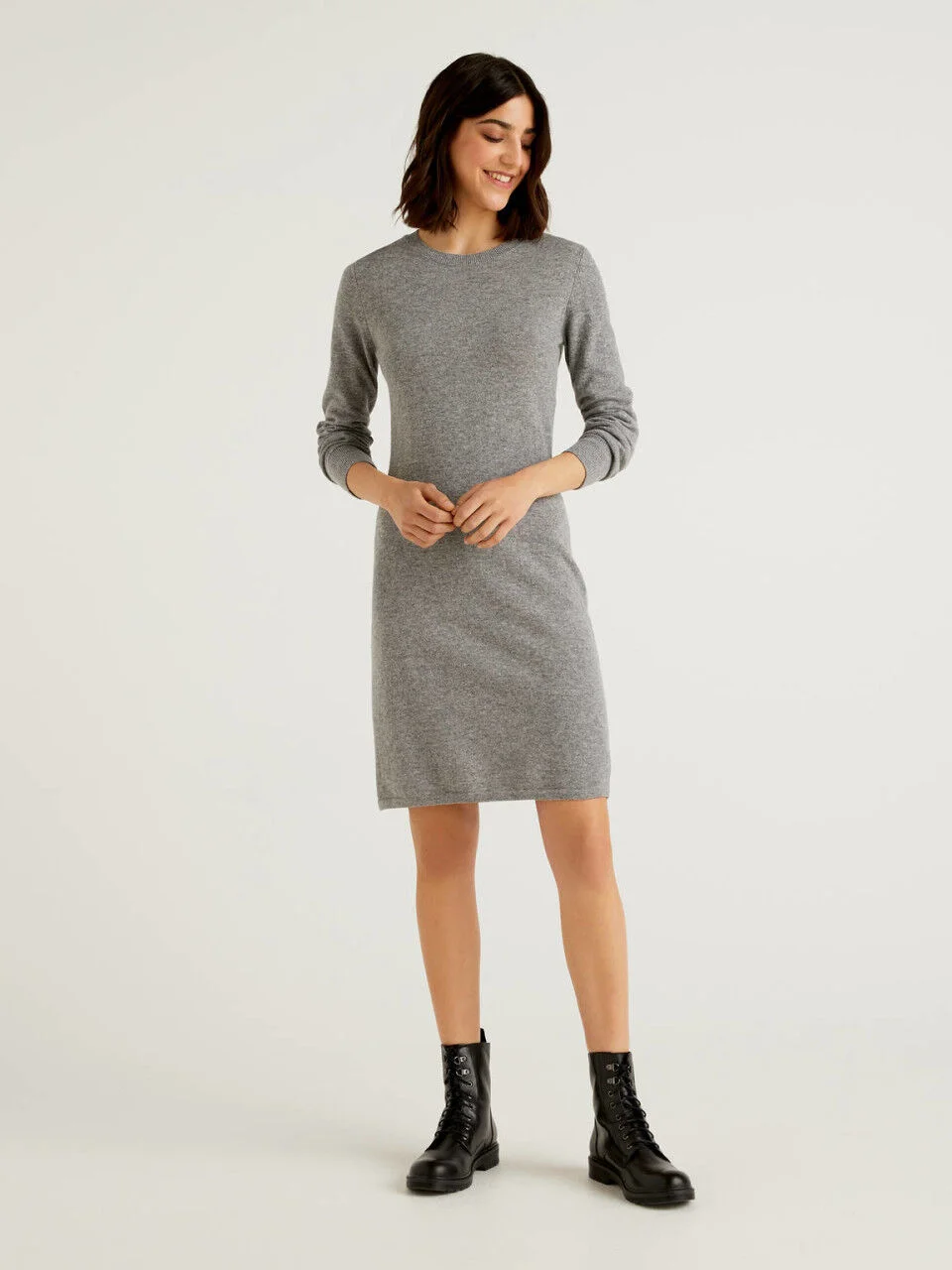 Vestido gris de tubo de punto
